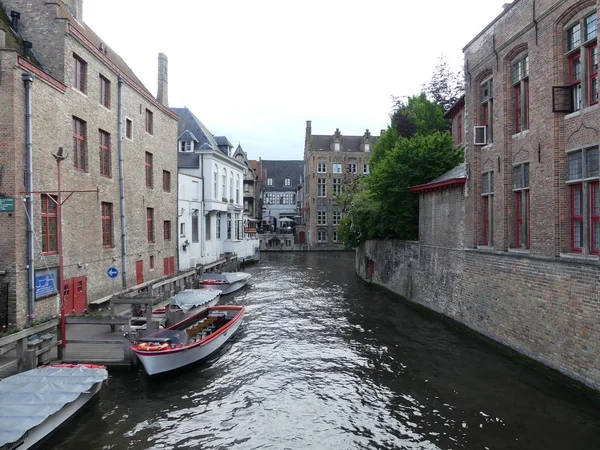 Bruges, Belgien - Mai 2019: Blick auf den Wasserkanal in der Stadt — Stockfoto