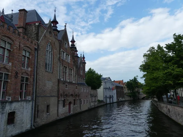 Bruges, Belgique - Mai 2019 : Vue du canal d'eau dans la ville — Photo