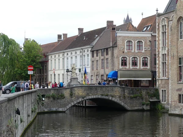 Bruggy, Belgie-květen 2019: pohled na vodní kanál v cit — Stock fotografie