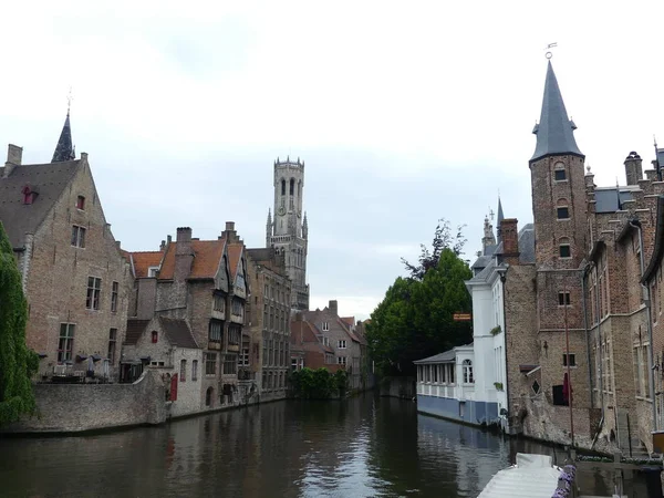 Brujas, Bélgica - Mayo 2019: Vista del canal de agua en la ciudad — Foto de Stock