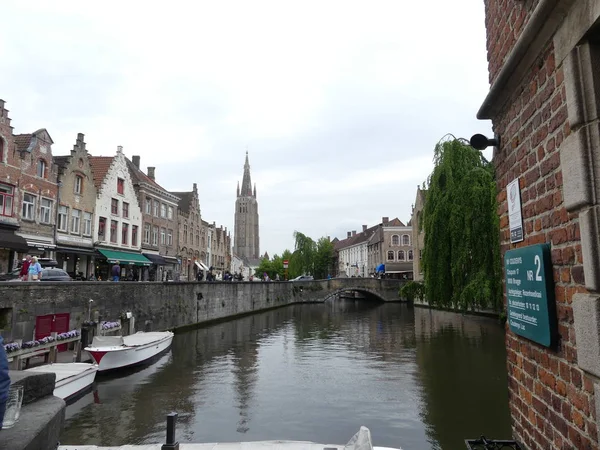 Bruges, Belgique - Mai 2019 : Vue du canal d'eau dans la ville — Photo