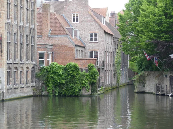 Bruges, Belgique - Mai 2019 : Vue du canal d'eau dans la ville — Photo