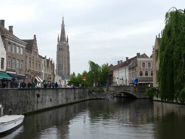 Brujas, Bélgica - Mayo 2019: Vista del canal de agua en la ciudad —  Fotos de Stock