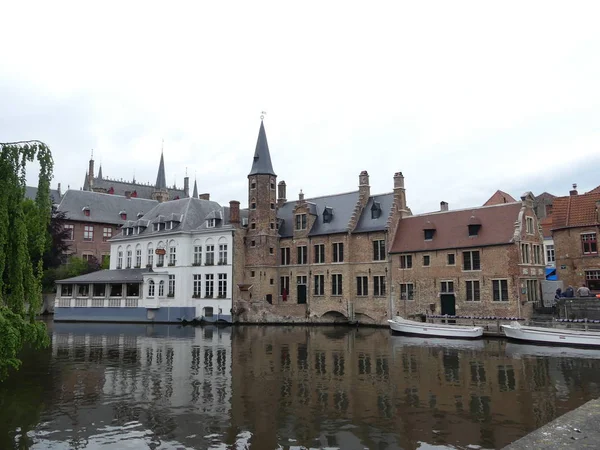 Bruges, Belgique - Mai 2019 : Vue du canal d'eau dans la ville — Photo