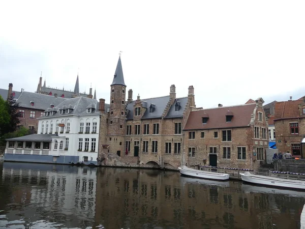 Bruges, Belgique - Mai 2019 : Vue du canal d'eau dans la ville — Photo