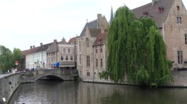 Bruges, Belçika - Mayıs 2019: Şehir merkezindeki su kanalının görünümü. Turist şehrin su kanalları üzerinde yürümek. Bir turist teknesinden görünüm.