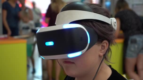 Kiev Ukraina Europa September 2019 Tonårstjej Spelar Dataspel Virtual Reality — Stockvideo