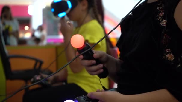 乌克兰基辅 2019年9月 一名少女戴着虚拟现实眼镜玩电脑游戏 虚拟现实眼镜 后续行动 — 图库视频影像
