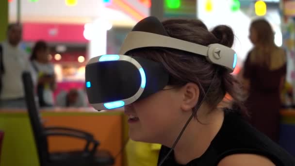 Kiev Ukraina Europa September 2019 Tonårstjej Spelar Dataspel Virtual Reality — Stockvideo