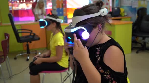 Kiev Ukraina Europa September 2019 Tonårstjej Spelar Dataspel Virtual Reality — Stockvideo