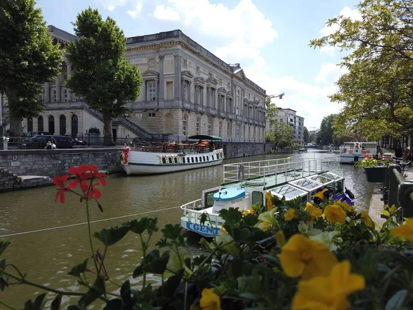 Gante, Bélgica - Mayo 2019: Vista del canal de agua de la ciudad. Yate —  Fotos de Stock