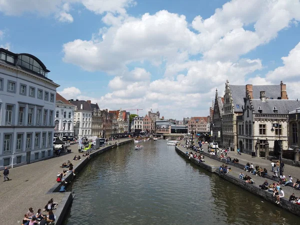 ヘント、ベルギー - 2019年5月:市内の水運河の眺め。ヨット — ストック写真
