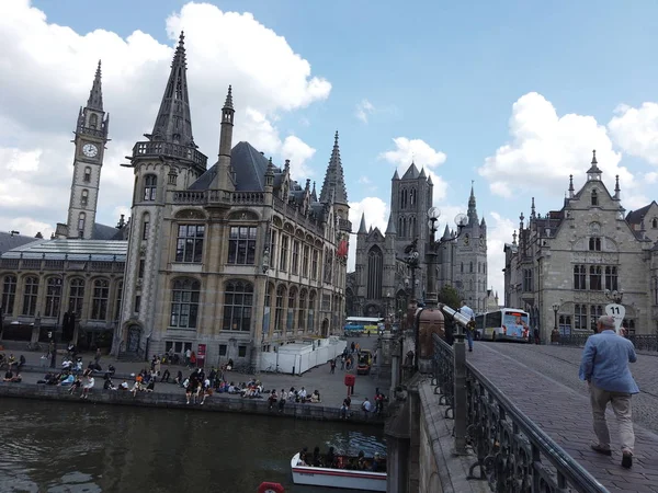 Ghent, Belgien - Mai 2019: Blick auf den Wasserkanal der Stadt. Jacht — Stockfoto