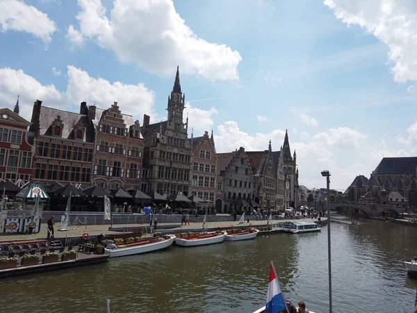 Gante, Bélgica - Mayo 2019: Vista del canal de agua de la ciudad. Yate — Foto de Stock