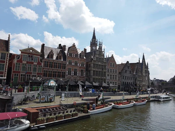 Gante, Bélgica - Mayo 2019: Vista del canal de agua de la ciudad. Yate —  Fotos de Stock