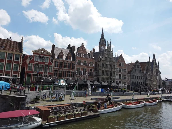 Ghent, Belgien - Mai 2019: Blick auf den Wasserkanal der Stadt. Jacht — Stockfoto