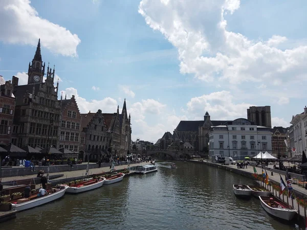 Gante, Bélgica - Mayo 2019: Vista del canal de agua de la ciudad. Yate — Foto de Stock