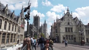 Gent, Belçika - Mayıs 2019: Şehrin su kanalının görünümü. Yatlar konut ların yakınında demirledi. Şehir merkezinde rıhtım.