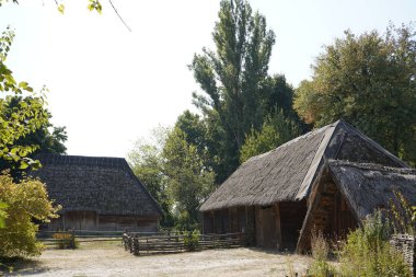 Kiev, Ukrayna, Avrupa - Eylül 2019: Eski ahşap ev 