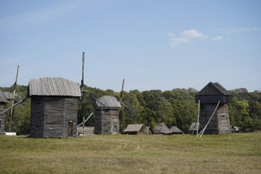 Kiev Ukrayna, Avrupa - Eylül 2019: Eski ahşap yel değirmenleri üzerinde t