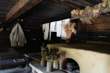 Kiev, Ukrayna, Avrupa - Eylül 2019: Eski su değirmeni arasında