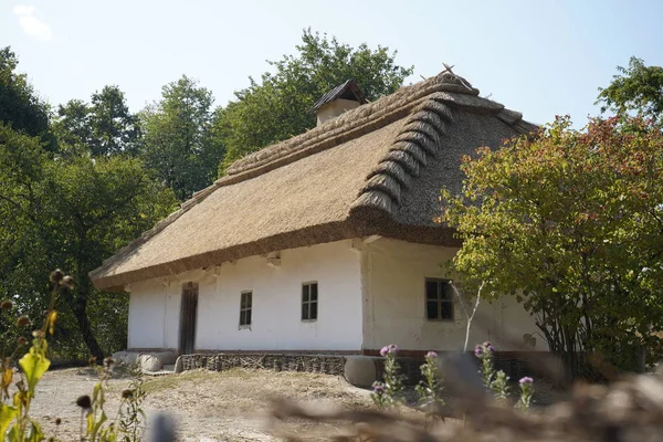 Kiev, Ukraine, Europe - Septembre 2019 : Ancienne maison en bois avec un — Photo