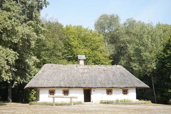 Kiev, ukraine, europa - september 2019: altes hölzernes haus mit — Stockfoto