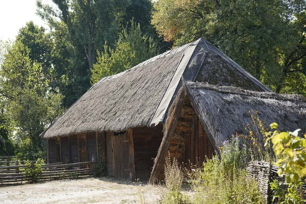 Kiev, Ucrânia, Europa - Setembro 2019: Casa de madeira velha com um — Fotografia de Stock