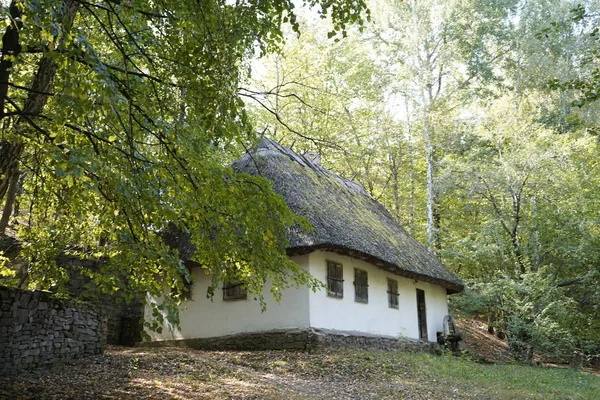 Kiev, Ukraine, Europe - September 2019: Old wooden house with a — Stock Photo, Image