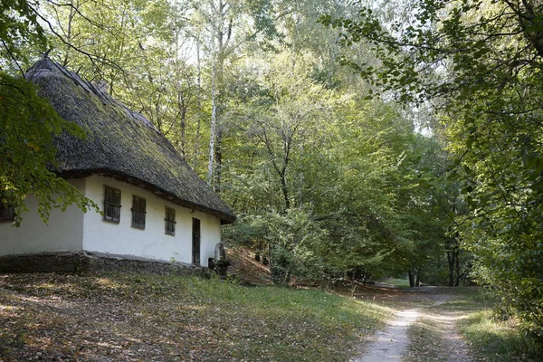 Kiev, Ucrânia, Europa - Setembro 2019: Casa de madeira velha com um — Fotografia de Stock