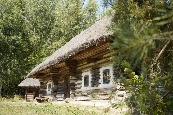 Kiev, Ucrânia, Europa - Setembro 2019: Casa de madeira velha com um — Fotografia de Stock