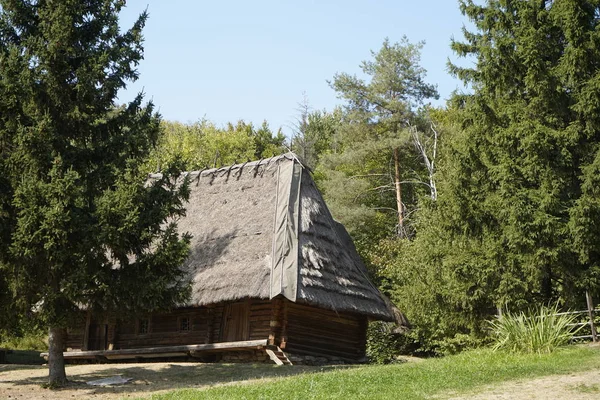 Kiev, Ucrânia, Europa - Setembro 2019: Casa de madeira velha com um — Fotografia de Stock