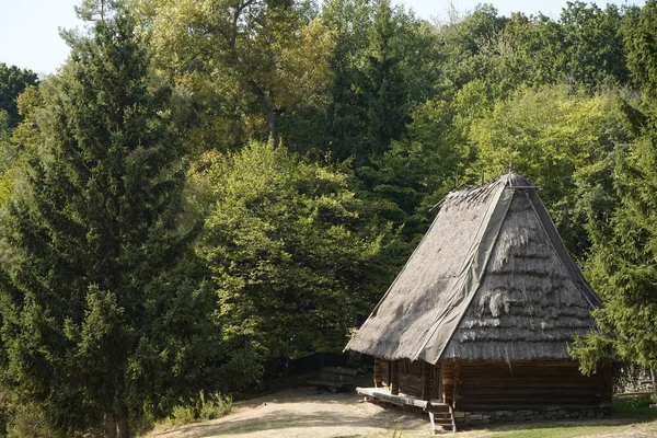 Kiev, Ucrânia, Europa - Setembro 2019: Casa de madeira velha com um — Fotografia de Stock