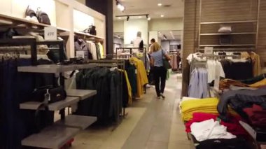 Kiev, Ukrayna, Avrupa - Eylül 2019: Butiklerden birinde kıyafet satışı.