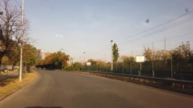 Kiev, Ukrayna, Avrupa - Eylül 2019: Şehirde araba trafiği. Şehir merkezindeki yolda arabalar sürülüyor. Ön görünüm.