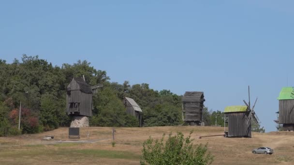 基辅乌克兰 2019年9月 森林背景上的旧木制风车 皮罗戈沃博物馆 — 图库视频影像
