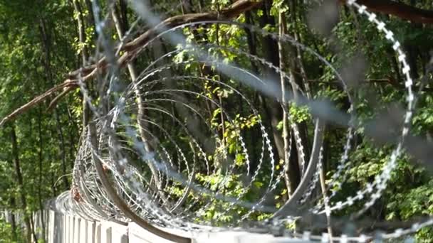 Du fil barbelé sur la clôture. Clôture de prison .