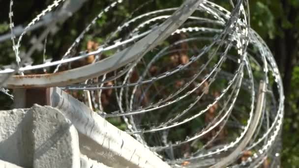 Du fil barbelé sur la clôture. Clôture de prison .