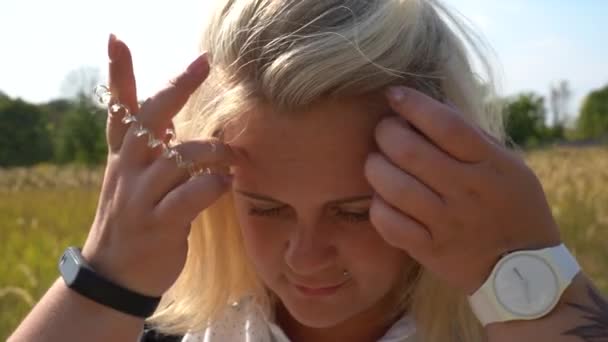 Uma Menina Loira Com Lábio Perfurado Olha Para Distância Close — Vídeo de Stock