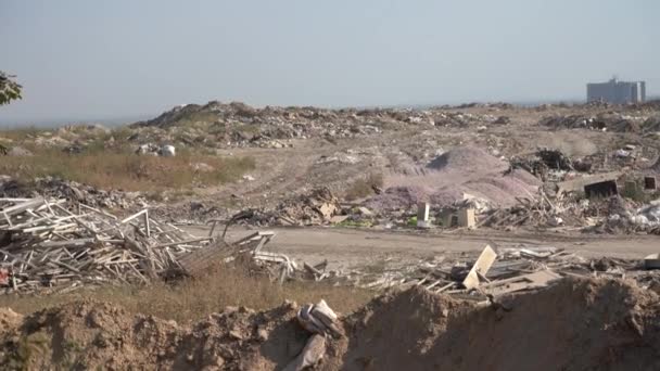 キエフ ウクライナ ヨーロッパ 2019年9月 建設廃棄物の埋立地 生態学 環境汚染森の中のゴミトラックはゴミを埋め立て地に運ぶ — ストック動画