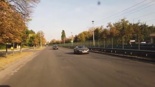 키예프 우크라이나 2019 도시의 트래픽 자동차들 도심의 도로를 달리고 있습니다 — 비디오