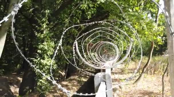 Du fil barbelé sur la clôture. Clôture de prison .