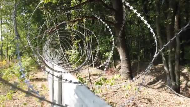 フェンスに有刺鉄線 刑務所の塀 — ストック動画