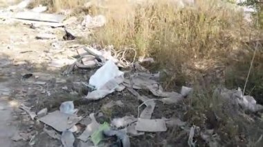 Kiev, Ukrayna, Avrupa - Eylül 2019: İnşaat atıklarının düzenli depolama alanı. Ekoloji, çevre kirliliği. Ormandaki çöpler. Bir kamyon çöpü çöp sahasına taşıyor..