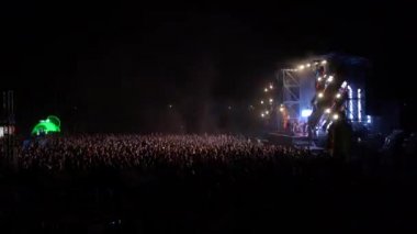 Kiev, Ukrayna, Avrupa - 15 Eylül 2019: Sahne nin önünde ellerini sallayan birçok seyirci. Açık hava müzik festivali 