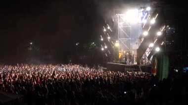 Kiev, Ukrayna, Avrupa - 15 Eylül 2019: Sahne nin önünde ellerini sallayan birçok seyirci. Açık hava müzik festivali 