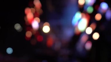 Bokeh etkisi. Sahne ışıkları yanıp sönüyor.