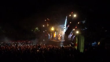 Kiev, Ukrayna, Avrupa - 15 Eylül 2019: Sahne nin önünde ellerini sallayan birçok seyirci. Açık hava müzik festivali 