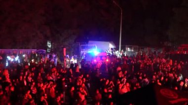 Kiev, Ukrayna, Avrupa - 15 Eylül 2019: Sahne nin önünde ellerini sallayan birçok seyirci. Açık hava müzik festivali 