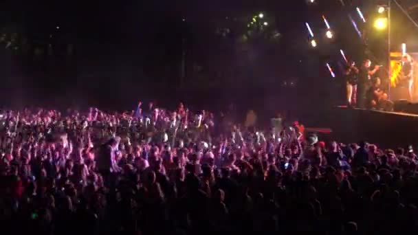 乌克兰 2019年9月15日 许多观众在舞台前挥手 露天音乐节 独奏节 歌迷们在音乐会的舞台前跳舞 — 图库视频影像